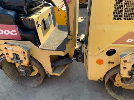 प्रयुक्त CC300G Dynapac डबल ड्रम रोलर अच्छी स्थिति स्थिर संचालन